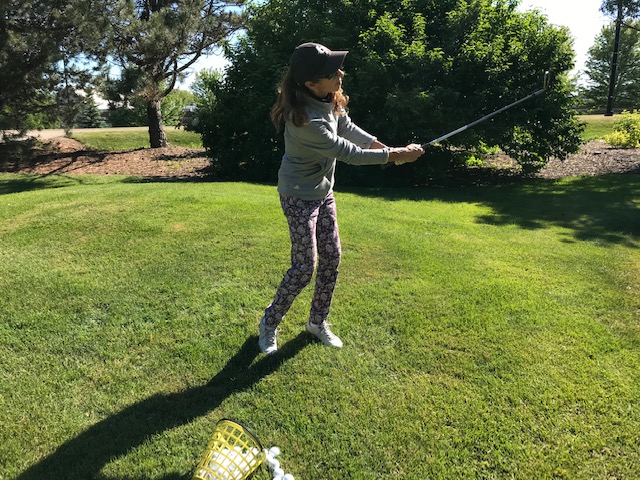 Debbie Lurie practicing her golf swing after knee replacement surgery